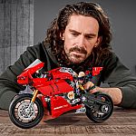 Technic: Ducati Panigale V4 R.